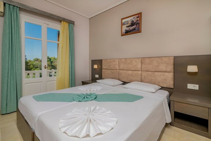 Imagen de la habitación del Hotel Plaka Beach Resort. Foto 16