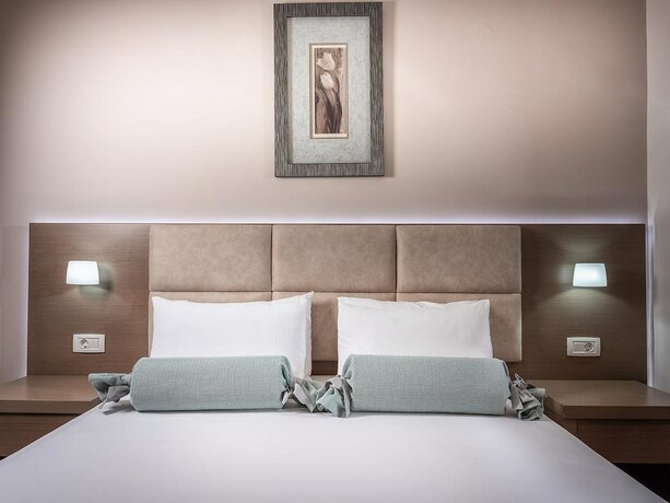 Imagen general del Hotel Plaka Beach Resort. Foto 4