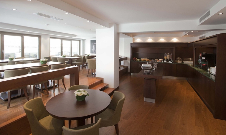 Imagen del bar/restaurante del Hotel Plaka. Foto 3