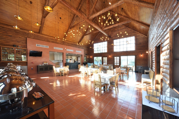 Imagen del bar/restaurante del Hotel Plakan Resort. Foto 4
