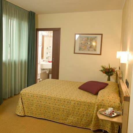 Imagen de la habitación del Hotel Planet, Maranello. Foto 15