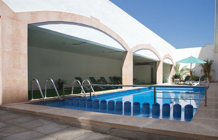 Imagen de la piscina del Hotel Planet One. Foto 16