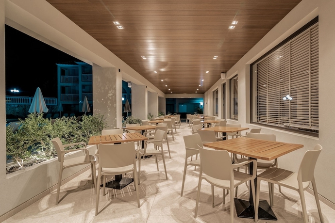 Imagen de la piscina del Hotel Planos. Foto 10