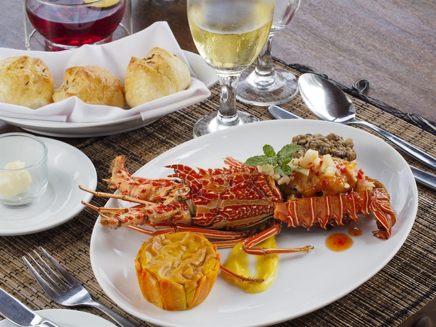 Imagen del bar/restaurante del Hotel Plataran Komodo Resort and Spa. Foto 2