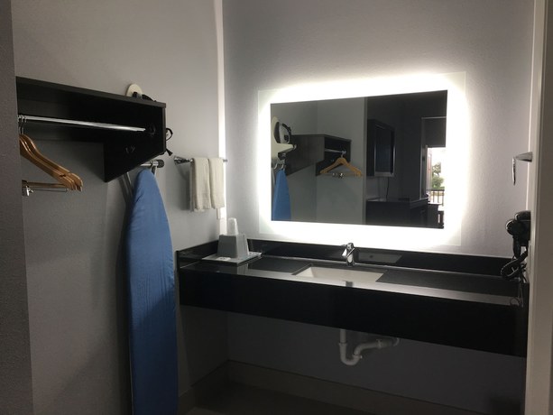 Imagen de la habitación del Hotel Platinum Inn and Suites. Foto 5