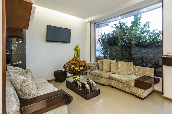 Imagen del bar/restaurante del Hotel Platinum Suite. Foto 2