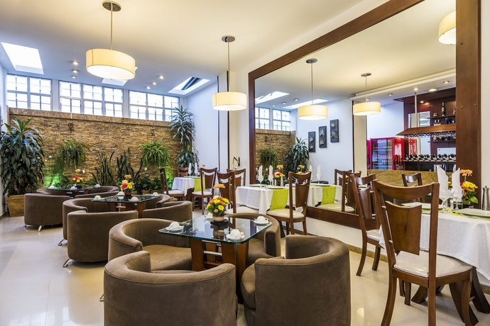 Imagen del bar/restaurante del Hotel Platinum Suite. Foto 7