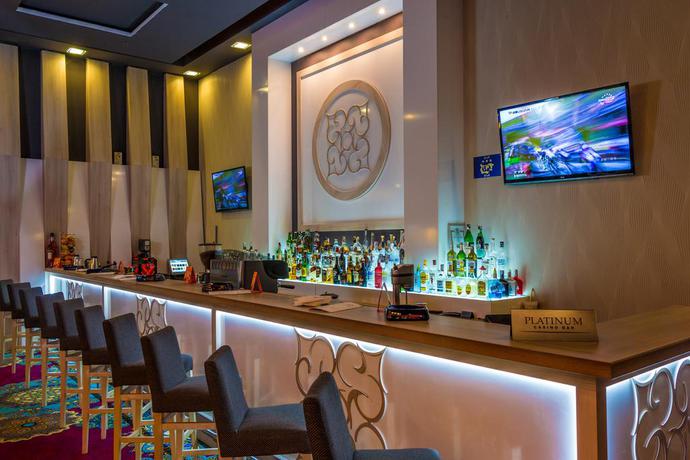 Imagen del bar/restaurante del Hotel Platinum and Casino. Foto 6