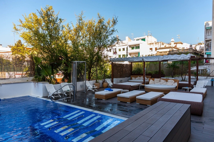 Imagen de la piscina del Hotel Platjador. Foto 16