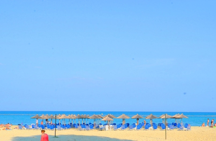 Imagen de los exteriores del Hotel Platon Beach. Foto 14