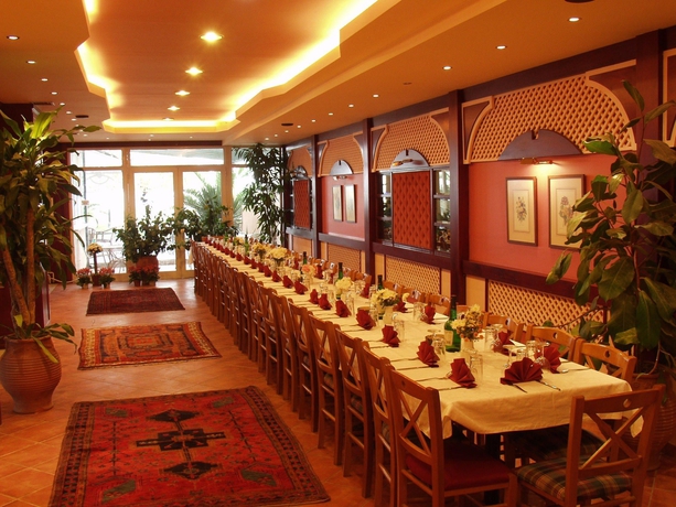 Imagen del bar/restaurante del Hotel Platon Beach. Foto 6