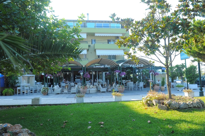 Imagen de los exteriores del Hotel Platon Beach. Foto 16