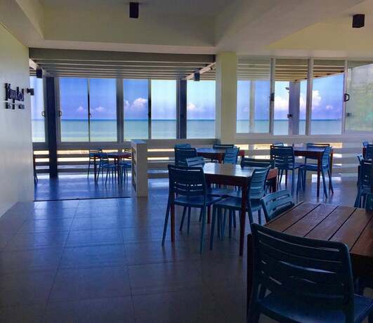 Imagen del bar/restaurante del Hotel Playa Azul Baler. Foto 15