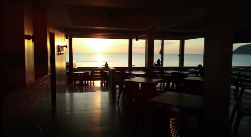 Imagen del bar/restaurante del Hotel Playa Azul Baler. Foto 16