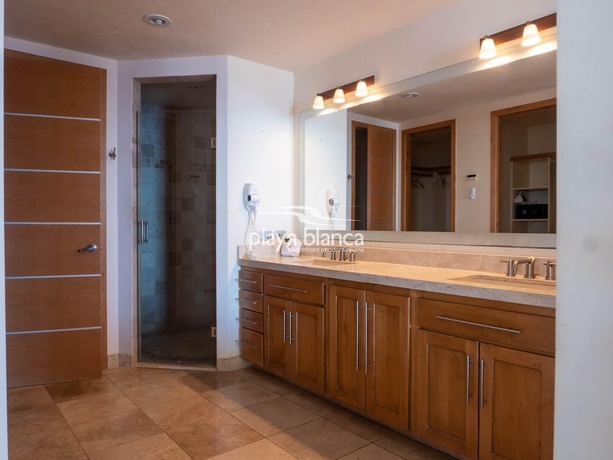 Imagen de la habitación del Hotel Playa Blanca Premier Resort I. Foto 18