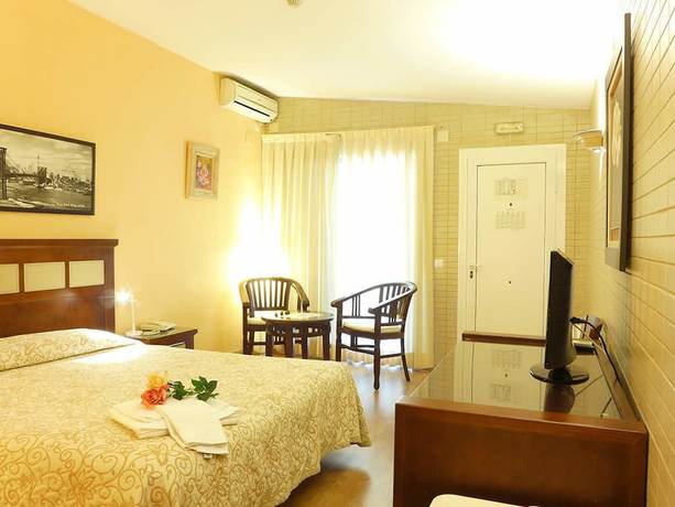 Imagen de la habitación del Hotel Playa Canet. Foto 10