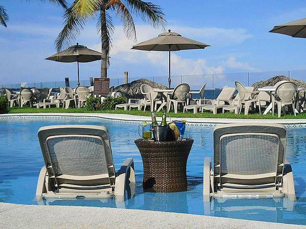 Imagen de la piscina del Hotel Playa Caracol. Foto 16