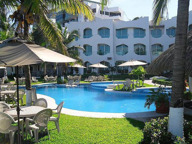 Imagen de la piscina del Hotel Playa Caracol. Foto 17