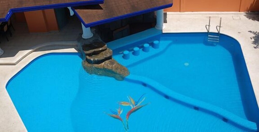 Imagen de la piscina del Hotel Playa Cristal. Foto 19