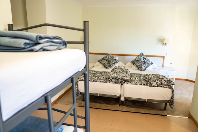 Imagen de la habitación del Hotel Playa De Merón. Foto 2