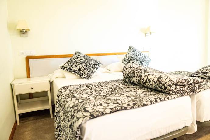 Imagen de la habitación del Hotel Playa De Merón. Foto 3