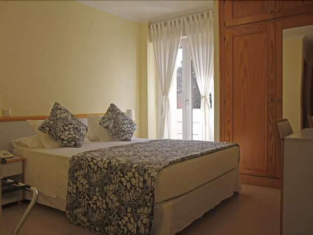 Imagen de la habitación del Hotel Playa De Merón. Foto 5