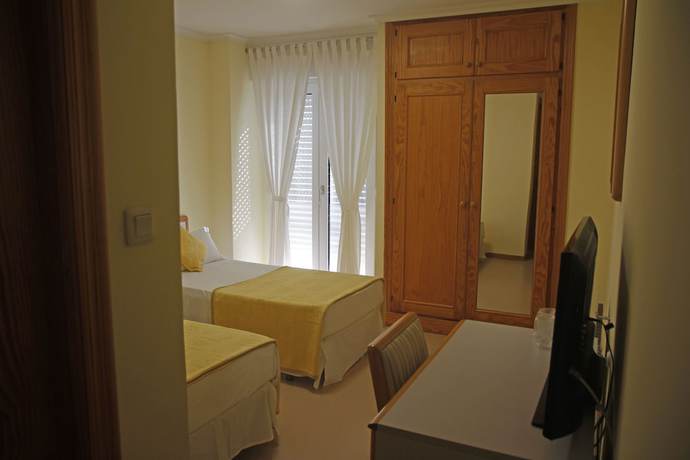 Imagen de la habitación del Hotel Playa De Merón. Foto 9