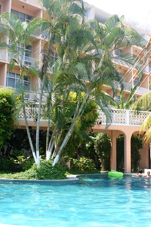 Imagen de la piscina del Hotel Playa De Santiago. Foto 15