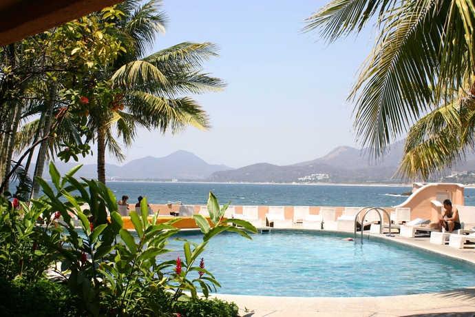 Imagen de la piscina del Hotel Playa De Santiago. Foto 16