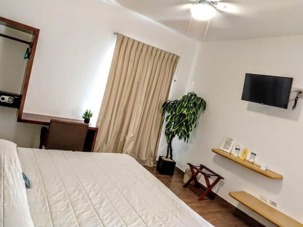 Imagen de la habitación del Hotel Playa Del Rey. Foto 15