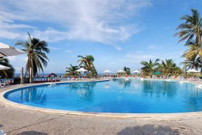 Imagen de la piscina del Hotel Playa Giron. Foto 7