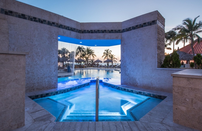 Imagen de la piscina del Hotel Playa Linda Beach Resort. Foto 12