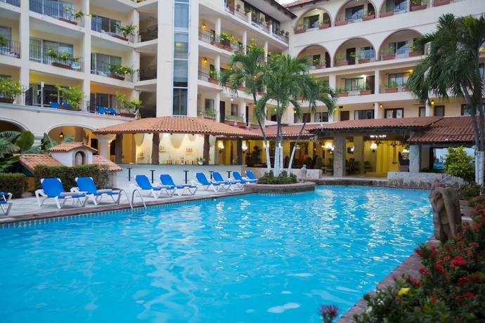 Imagen de la piscina del Hotel Playa Los Arcos Beach Resort and Spa. Foto 13