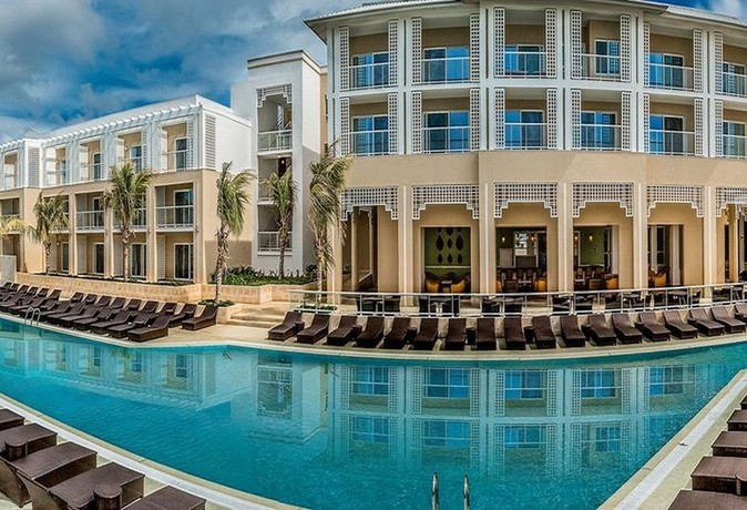 Imagen de la piscina del Hotel Playa Luxury Cayo Las Brujas. Foto 7