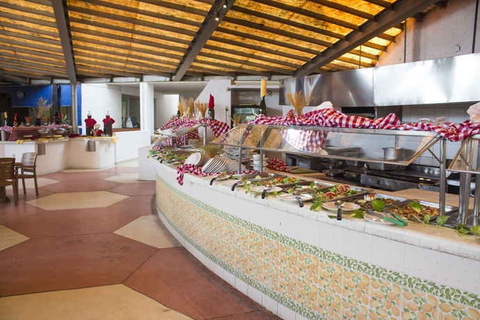 Imagen del bar/restaurante del Hotel Playa Suites. Foto 5