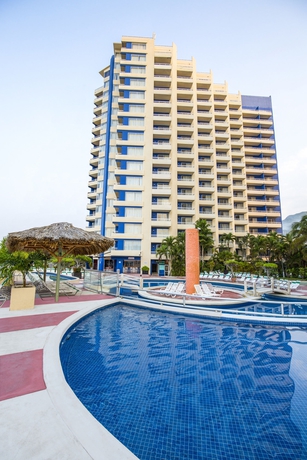 Imagen de la piscina del Hotel Playa Suites. Foto 16