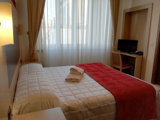 Imagen de la habitación del Hotel Playa, Viareggio. Foto 17