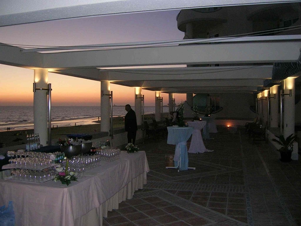Imagen de los exteriores del Hotel Playa Victoria, C&aacute;diz. Foto 4