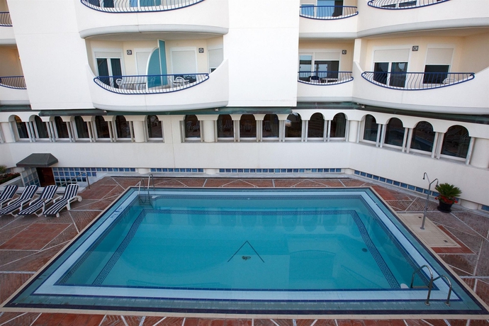 Imagen de la piscina del Hotel Playa Victoria, C&aacute;diz. Foto 8