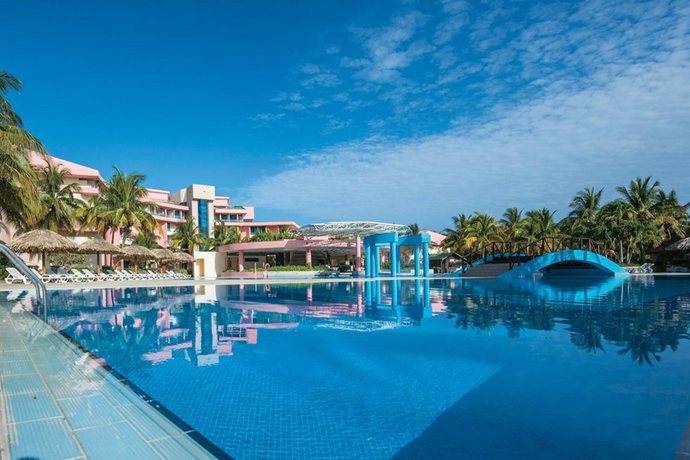 Imagen de la piscina del Hotel Playa de Oro. Foto 11