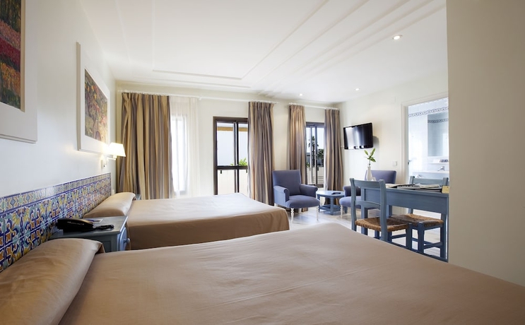 Imagen de la habitación del Hotel Playa de la Luz. Foto 4