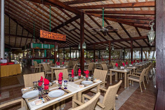 Imagen del bar/restaurante del Hotel Playabachata. Foto 4