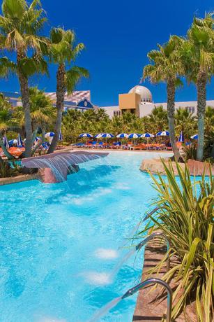 Imagen de la piscina del Hotel Playaballena Aquapark & Spa. Foto 15