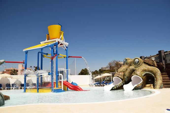 Imagen de la piscina del Hotel Playaballena Aquapark & Spa. Foto 20