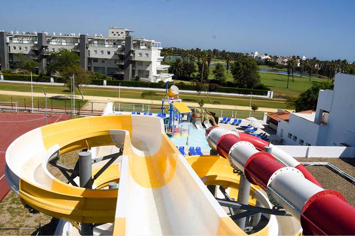 Imagen de la piscina del Hotel Playaballena Aquapark & Spa. Foto 22