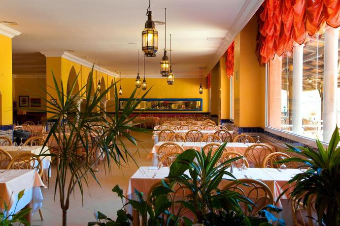 Imagen del bar/restaurante del Hotel Playacálida. Foto 2