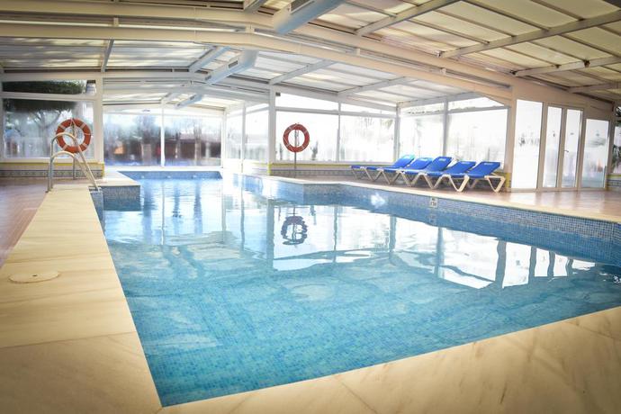 Imagen de la piscina del Hotel Playacapricho. Foto 21