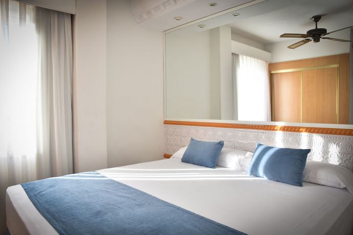 Imagen de la habitación del Hotel Playacapricho. Foto 8