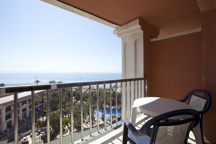 Imagen de los exteriores del Hotel Playacapricho. Foto 19