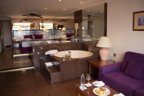 Imagen de los interiores del Hotel Playacapricho. Foto 16